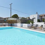 فيلة Flora's And Pool In Syros