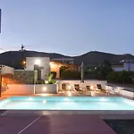 فيلة Flora's And Pool In Syros *