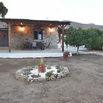 Flora's And Pool In Syros فيلة