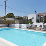 فيلة Flora's And Pool In Syros *