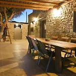 فيلة Flora's And Pool In Syros *