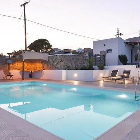 Villa Flora's And Pool In Syros