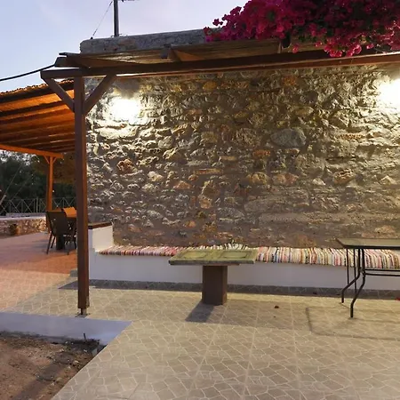 Villa Flora's And Pool In Syros *