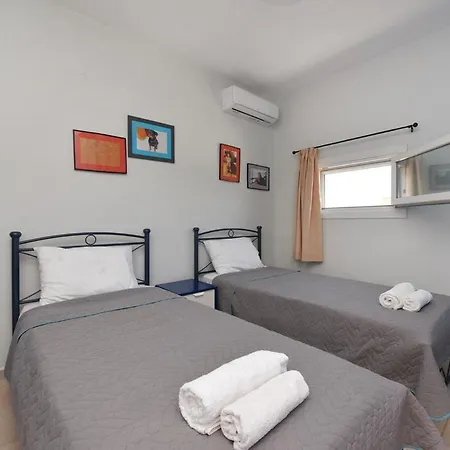 Villa Flora's And Pool In Syros Liaropa