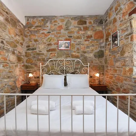 Villa Flora's And Pool In Syros Liaropa