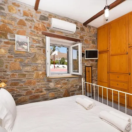 Villa Flora's And Pool In Syros *