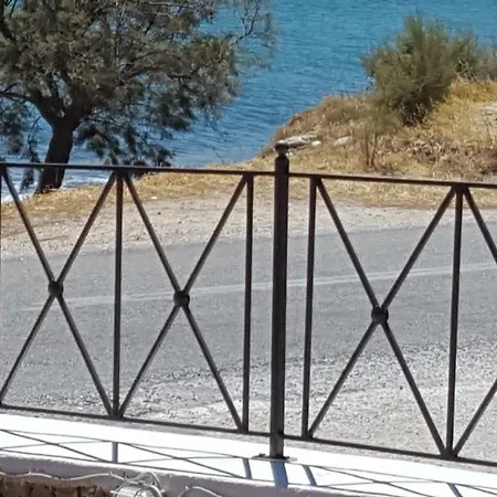 Villa Flora's And Pool In Syros