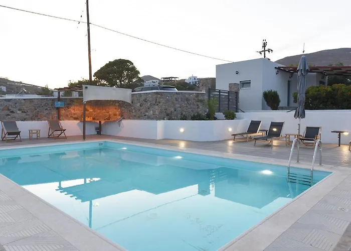 Villa Flora's And Pool In Syros Liaropa