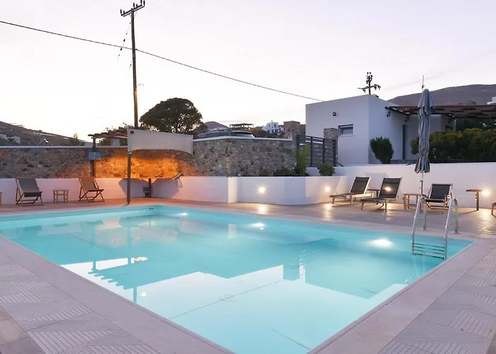 Villa Flora's And Pool In Syros