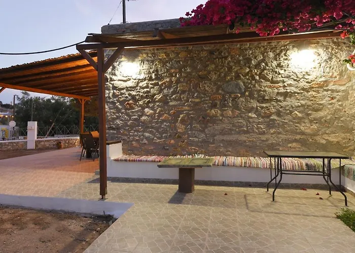 Villa Flora's And Pool In Syros *