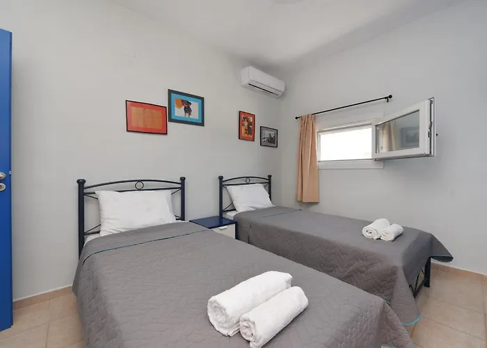 Villa Flora's And Pool In Syros Liaropa