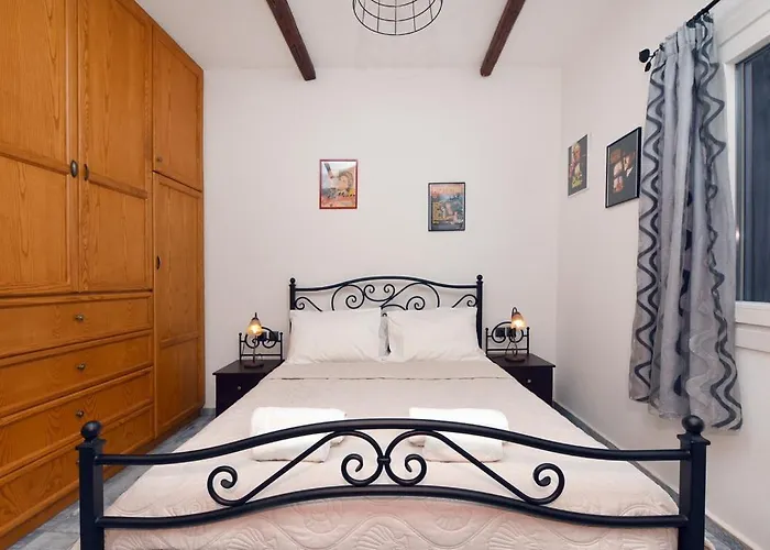 Flora's And Pool In Syros וילה *