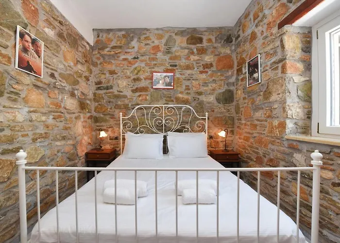 Villa Flora's And Pool In Syros Liaropa