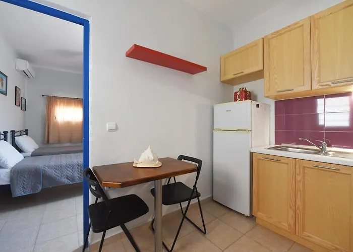 Villa Flora's And Pool In Syros