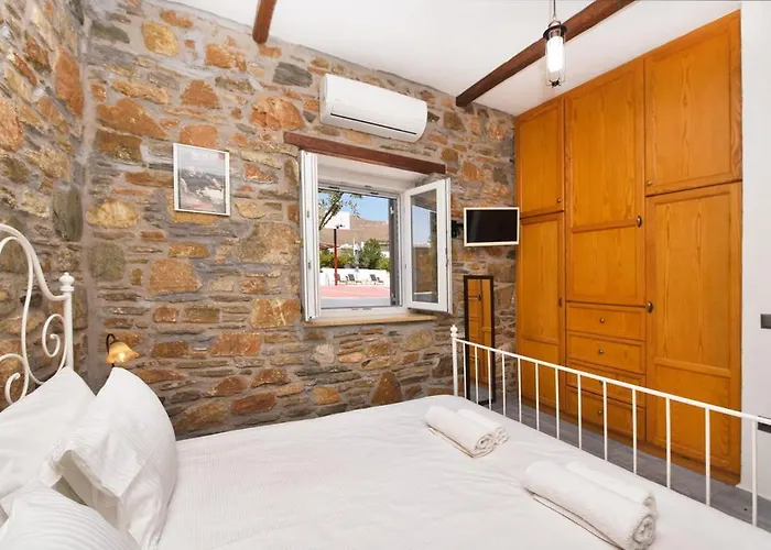 Villa Flora's And Pool In Syros *