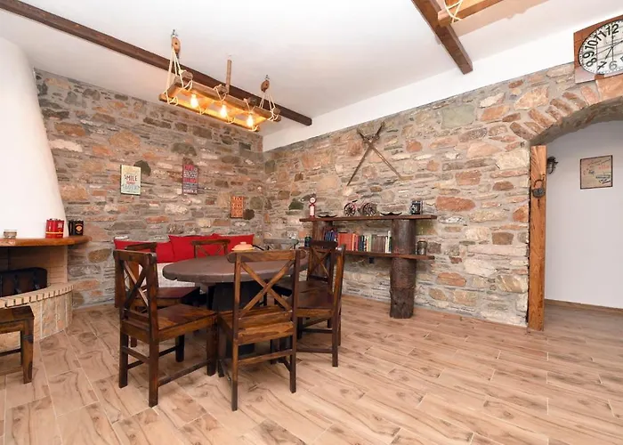 Villa Flora's And Pool In Syros Liaropa