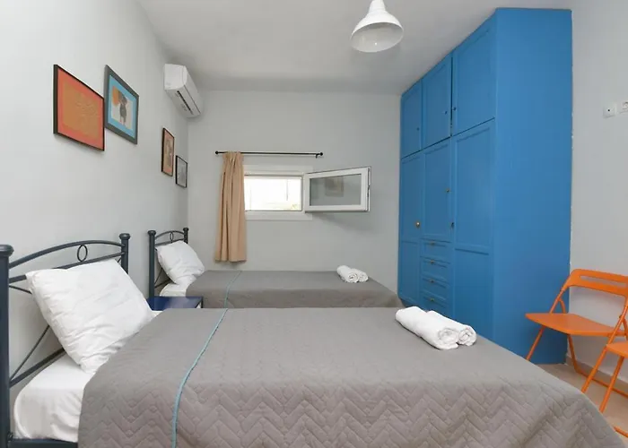 Villa Flora's And Pool In Syros