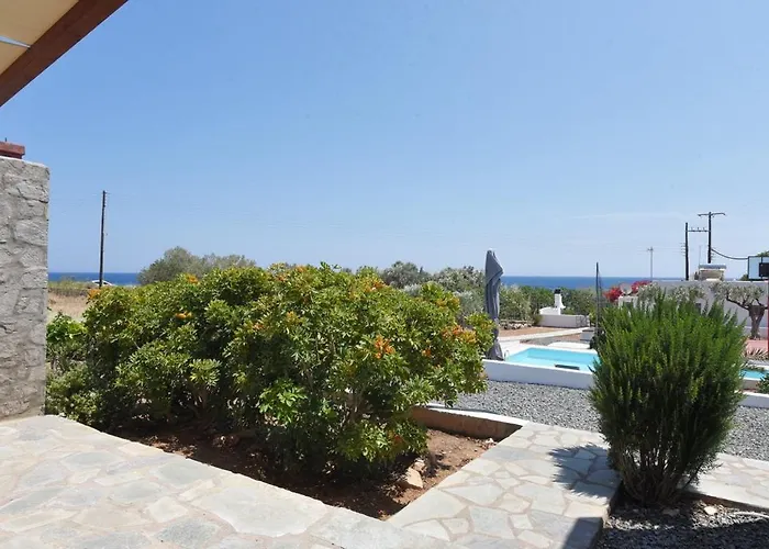 Flora's And Pool In Syros * Liaropá