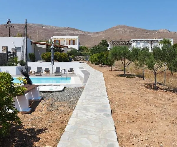 Flora's And Pool In Syros וילה