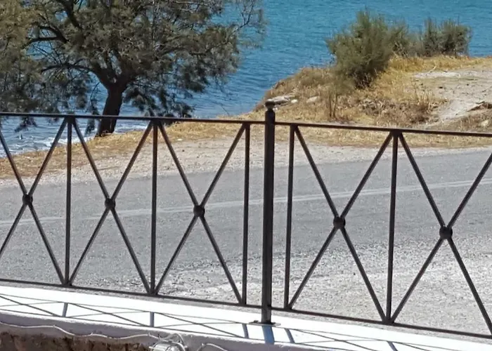 Villa Flora's And Pool In Syros